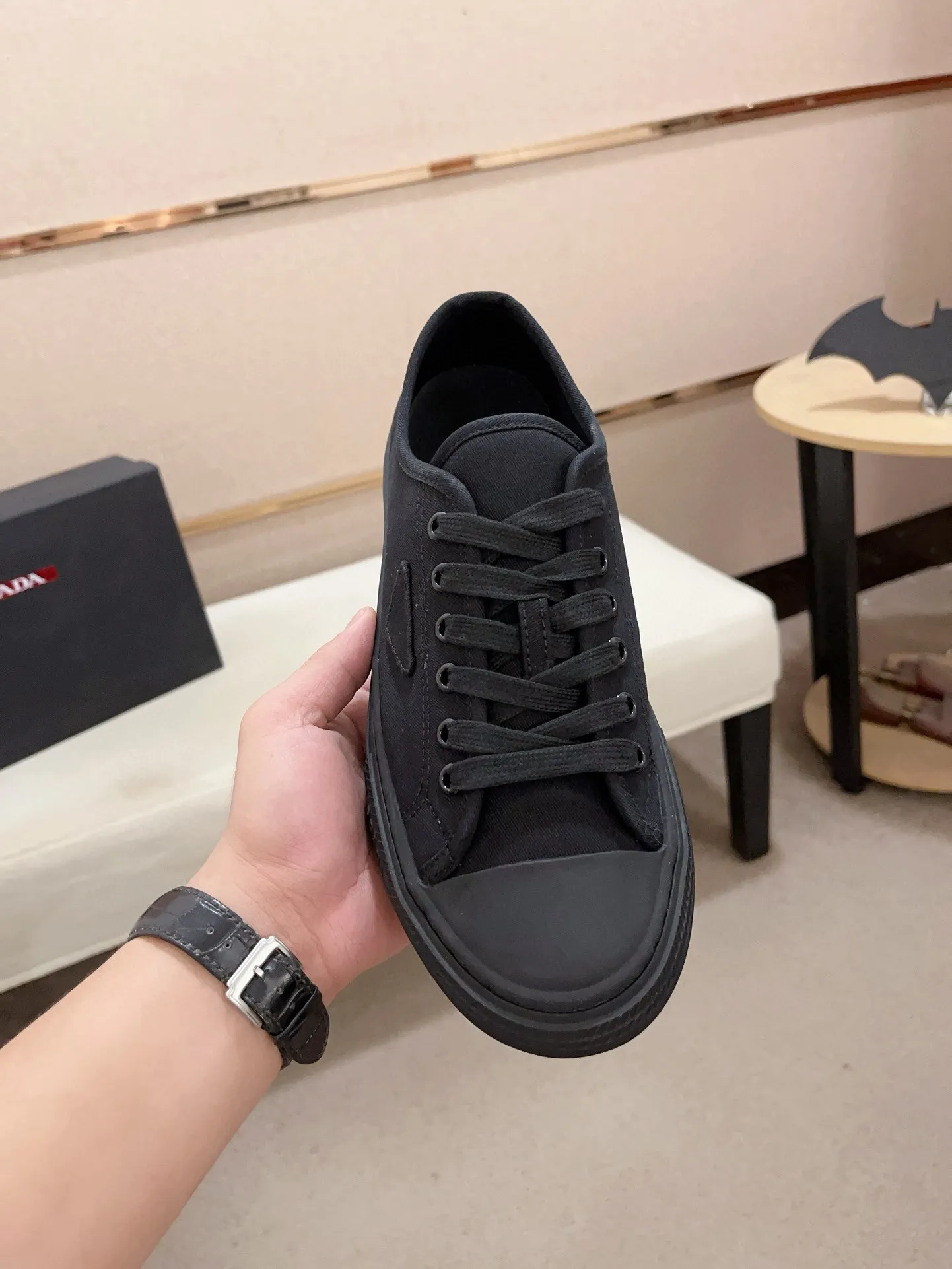 Men's shoes 💰 580💰 ✔️✔️✔️High-quality new PRADA counters are launched at the same time. The new men's shoes and 😘fabrics are selected from first-layer cowhide and are made by pure handicrafts. Lining: Full cowhide lining. 👍🏿 High-end ☄️ air-cushion molded anti-slip rubber outsole, exquisite lines, simple and elegant, comfortable and high-end for leisure travel. Code number: 38 to 44 (45 can be customized)